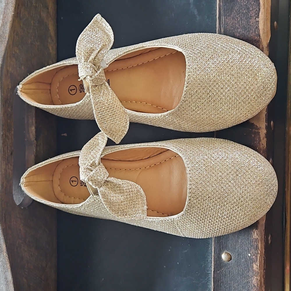NWOT BELLADIA GIRLS SHOES FRES-K GOLD